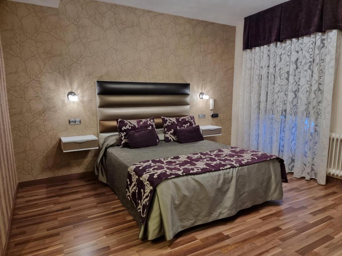 Hostal Sainz Riaño Zewnętrze zdjęcie